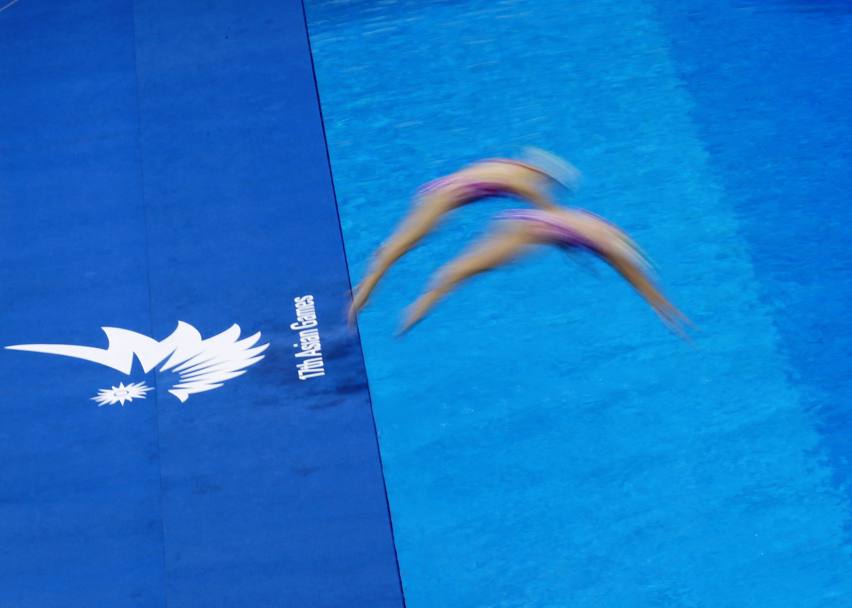 Il tuffo di due atlete del nuoto sincronizzato ai 17^ Giochi Asiatici di Incheon, Corea del Sud (Reuters)